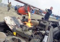 Russen gooien gesmolten koper in Lada-motor