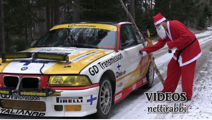 De kerstman in een 400 pk BMW