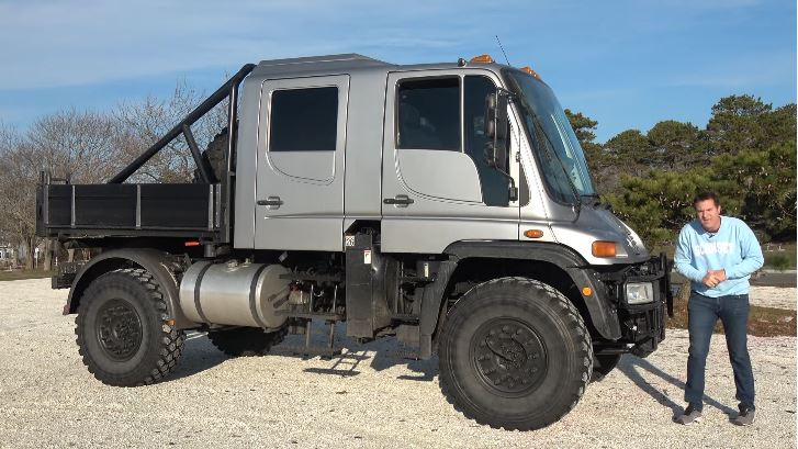 Doug DeMuro neemt een Unimog 500 onder de loep