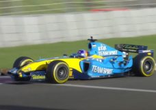 Fernando Alonso gaat voluit met de Renault R25 V10