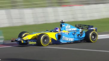 Fernando Alonso gaat voluit met de Renault R25 V10