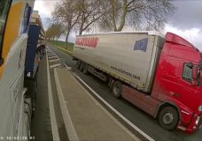Vrachtwagenchauffeur rijdt tegen verkeer in