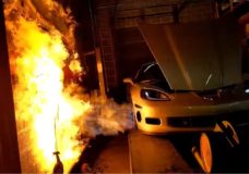 1.300 pk Corvette zet de garage bijna in brand