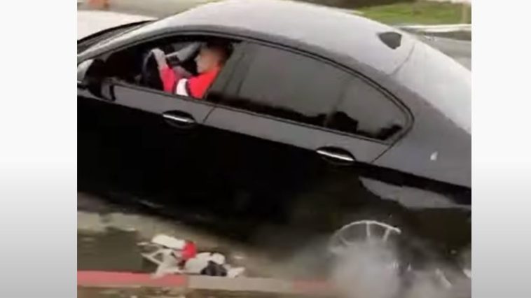 BMW 5-serie crasht tegen stoeprand in rapvideo
