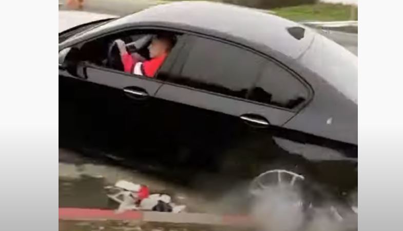 BMW 5-serie crasht tegen stoeprand in rapvideo