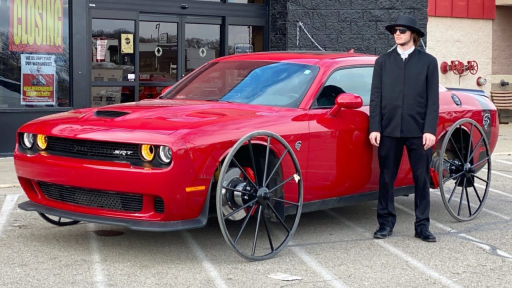 Dodge Challenger Hellcat met karrewielen