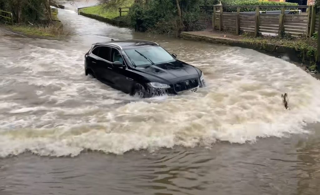 Jaguar F-Pace diepe plas