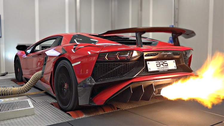 Lamborghini Aventador SV met Capristo-uitlaat op de rollenbank