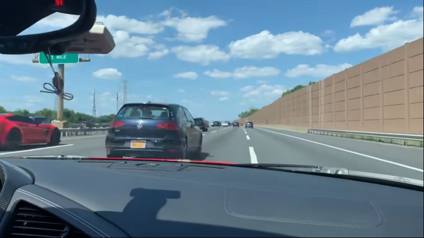 Audi R8 V10 zigzagt door verkeer