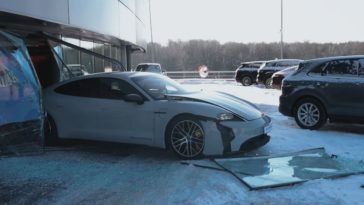 Russische vlogger ramt Porsche Taycan door showroomruit