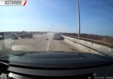 Straatracende BMW's crashen op snelweg