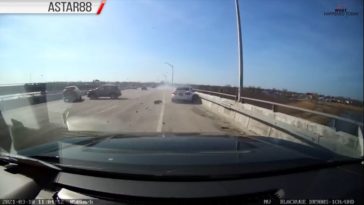 Straatracende BMW's crashen op snelweg