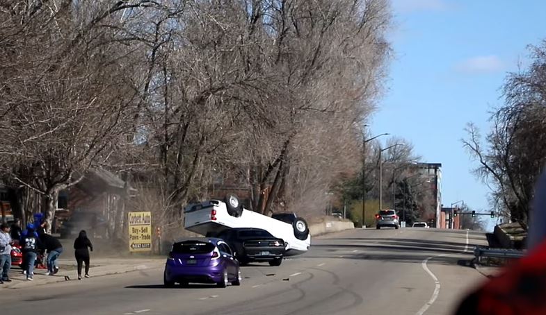 Challenger Hellcat beukt Pickup op zijn dak