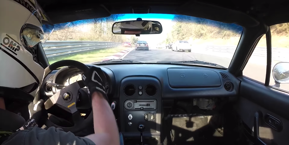 Mazda-bestuurder heeft 2 enorme close calls op de 'Ring