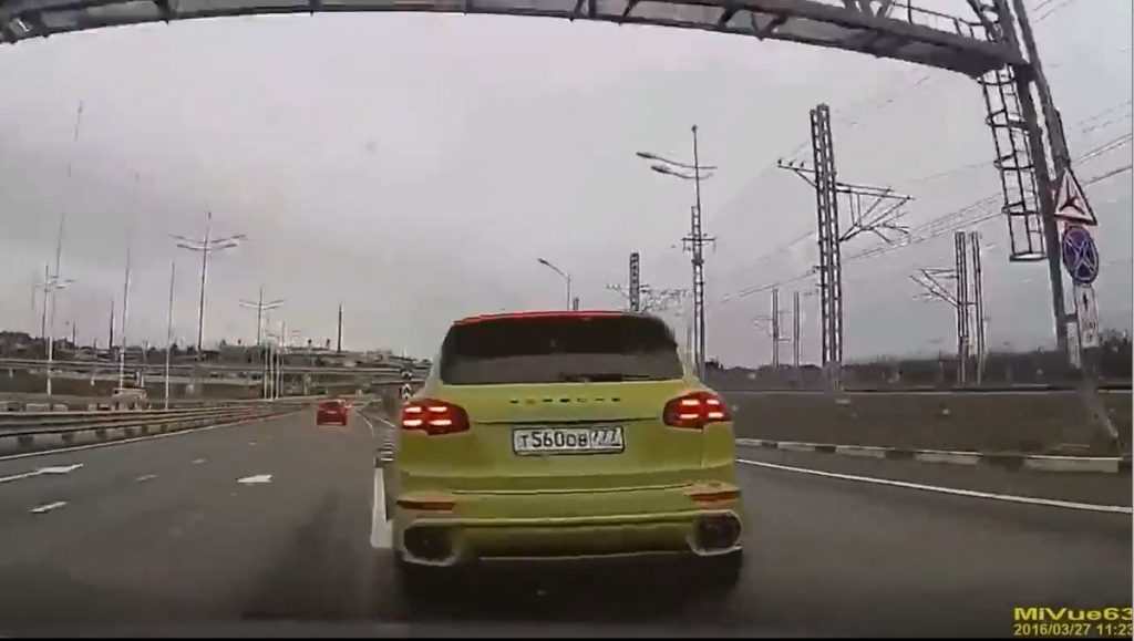 Porsche Cayenne straatrace in Rusland