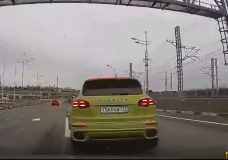 Porsche Cayenne straatrace in Rusland