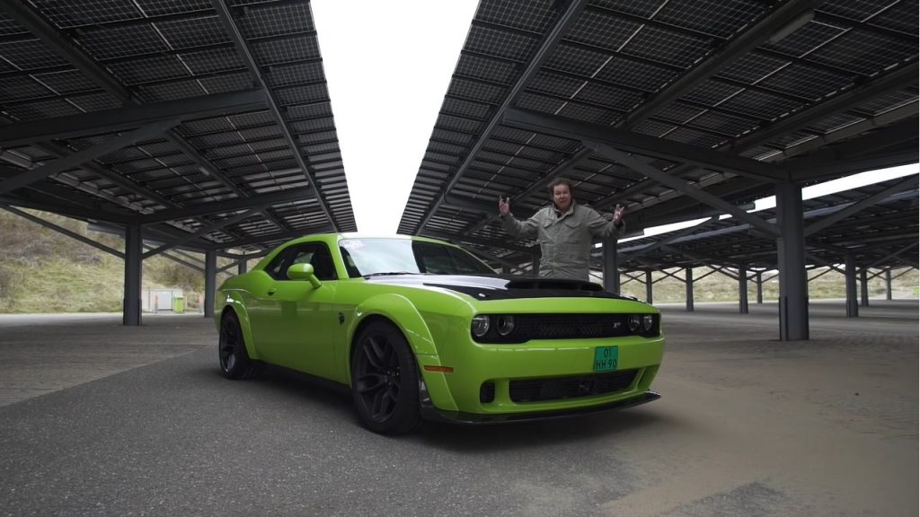 Sjoerd van Stokkum met geknepen billen in de 888 pk Challenger Hellcat XR