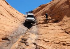Nieuwe Ford Bronco beklimt achterwaarts een stijle rots