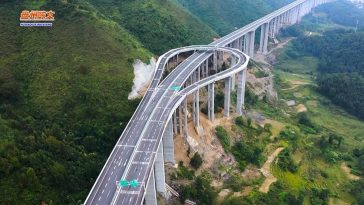 Snelweg China met enorme U-bocht