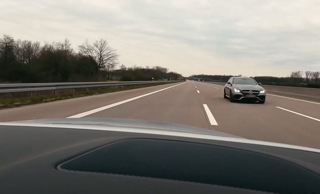 Zie een Mercedes-AMG E63 S met 330 voorbij blazen