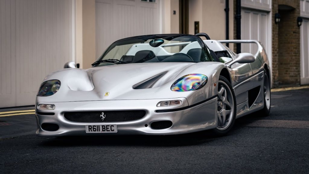 Zilveren Ferrari F50 met Tubi-uitlaat in Londen