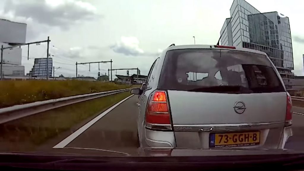 Opel Zafira heeft enorme haast op de A10