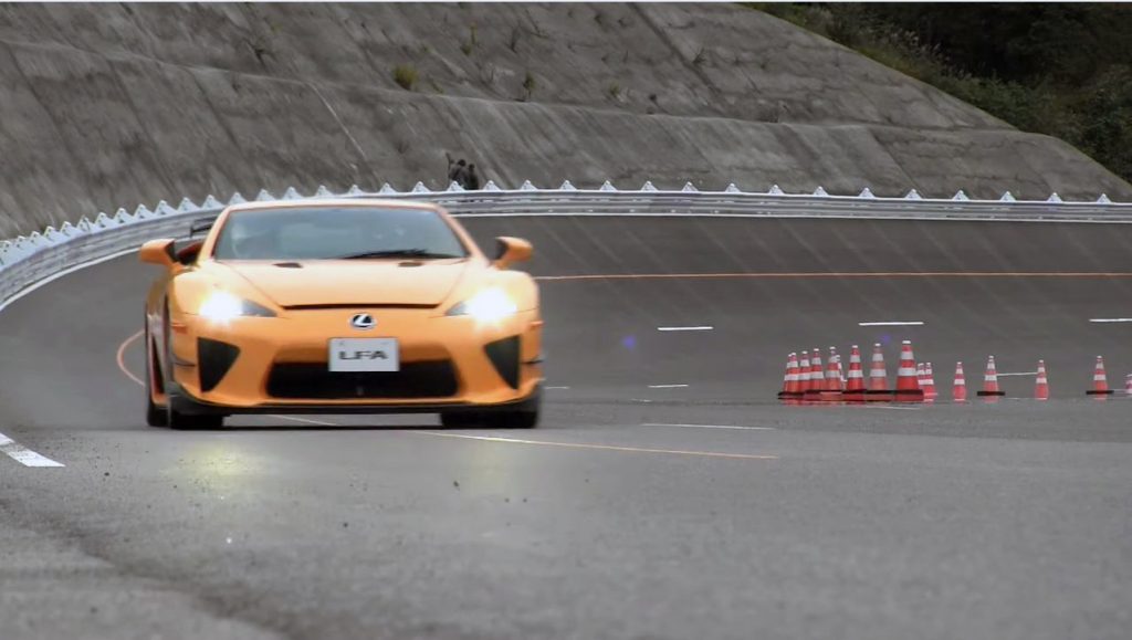 Vijf Lexus LFA's laten hun V10-motor janken op een oval