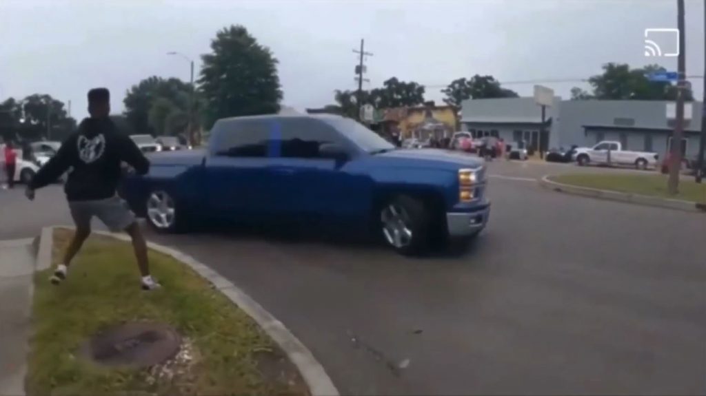 Chevrolet Silverado Truck pikt een stoeprandje mee