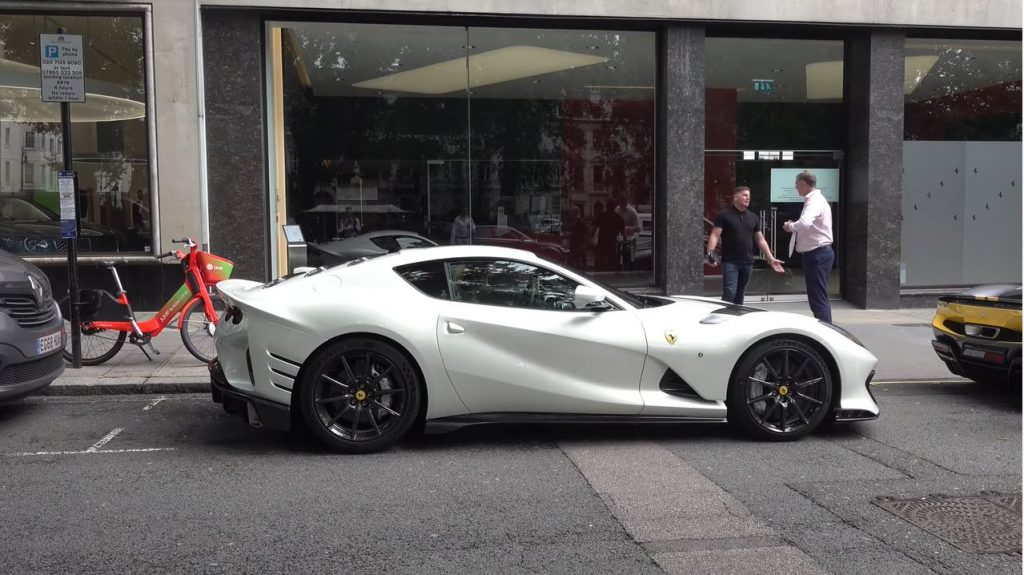 Ferrari 812 Competizione gespot in Londen