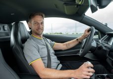 Jenson Button test de nieuwe Lotus Emira