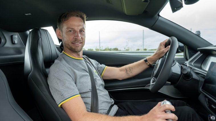 Jenson Button test de nieuwe Lotus Emira