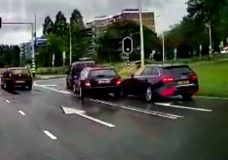 Mercedes- en Audi-bestuurder ruziën om plekje bij stoplicht