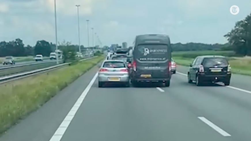 Bestuurders spelen botsauto op de A58