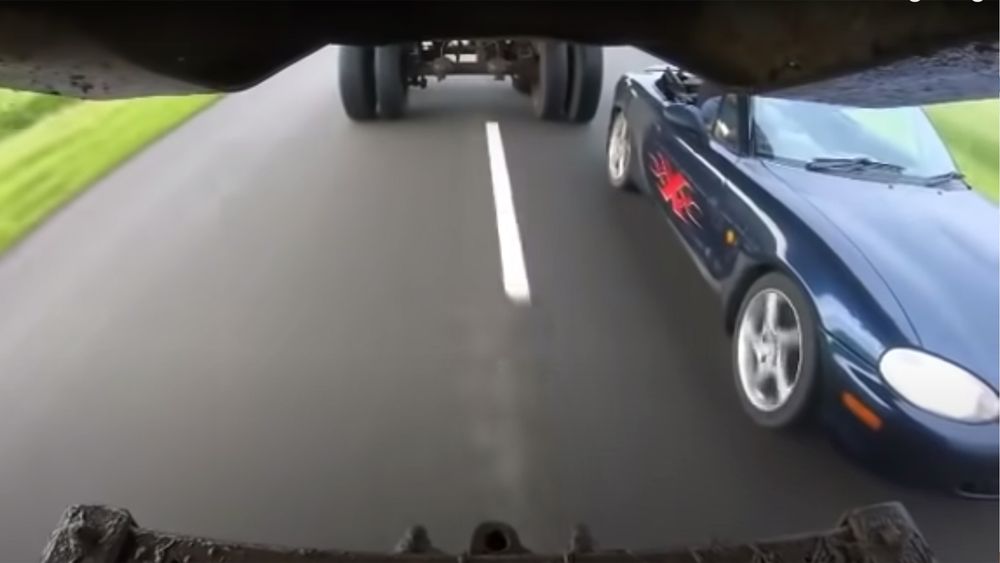 Mazda MX-5 doet Fast & Furious stunt na met vrachtwagen
