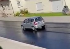 Honda Jazz rijdt dwars door vers gelegd asfalt