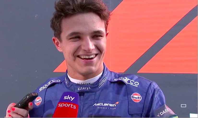 Lando Norris had weer eens de slappe lach