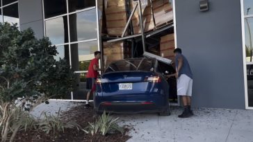Tesla Model Y ramt een gebouw op hoge snelheid