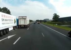 Vrachtwagens proberen elkaar opzij te duwen op de A35