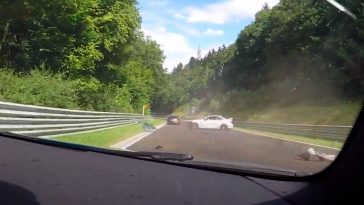 BMW M2 hard in de vangrail op de Nordschleife