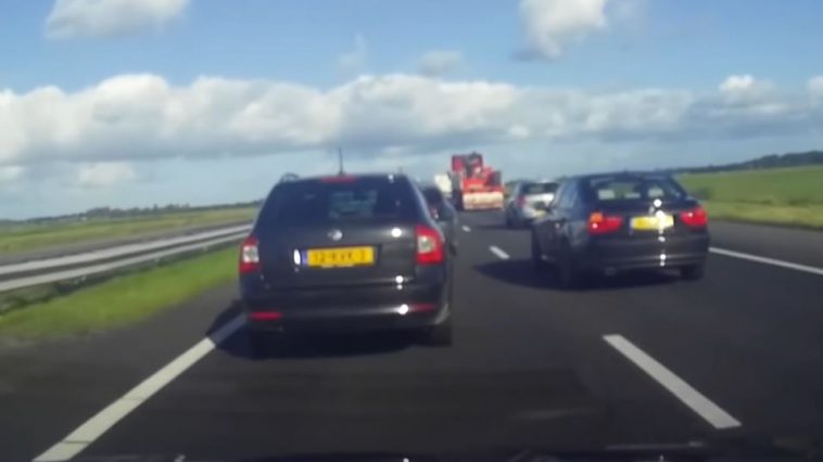 BMW en Skoda-bestuurder strijden op de A28 om plekje