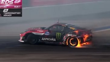 Nissan 370Z vat vlam tijdens driften
