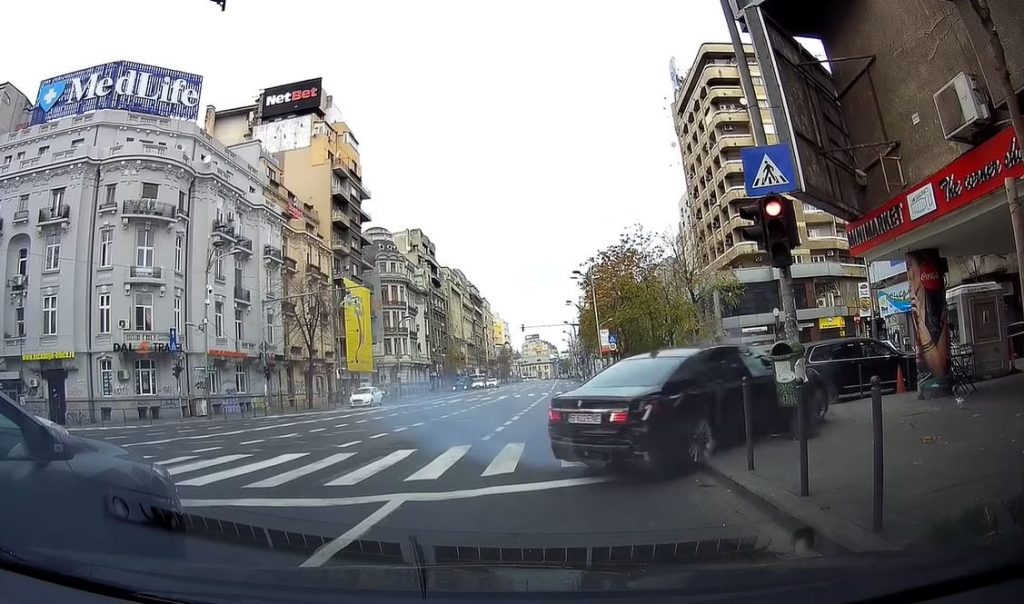 Vluchtende BMW crasht hard tegen verkeerslicht