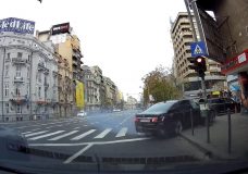 Vluchtende BMW crasht hard tegen verkeerslicht
