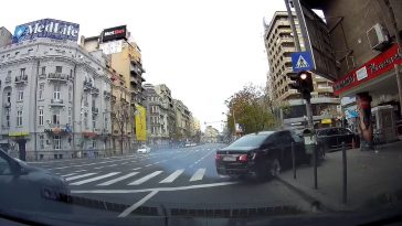 Vluchtende BMW crasht hard tegen verkeerslicht