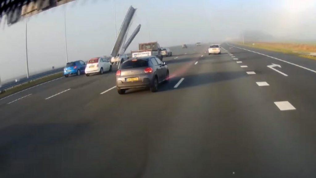 Bakwagen verliest lading op A1 bij Muiderberg