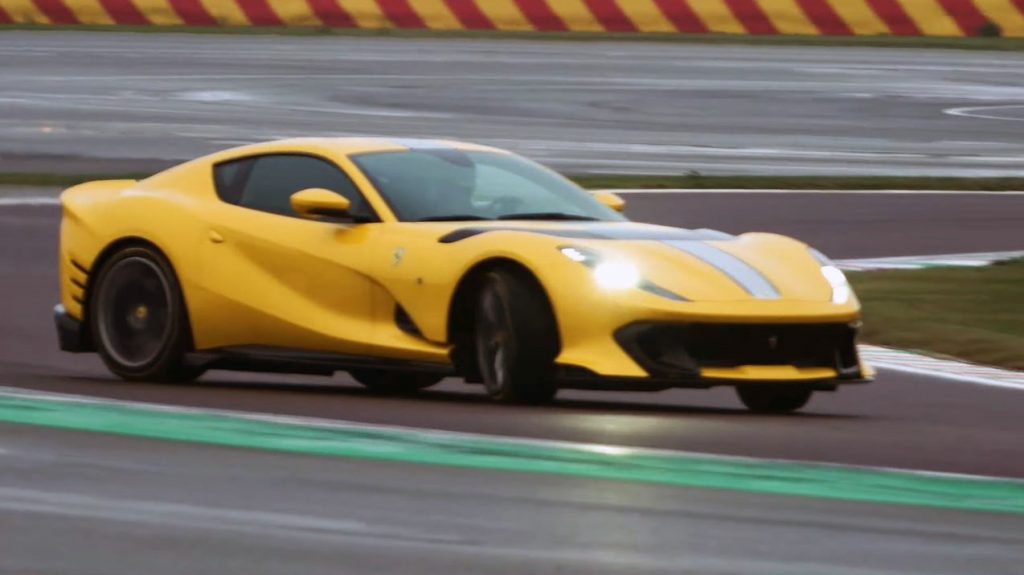 Chris Harris test de Ferrari 812 Competizione