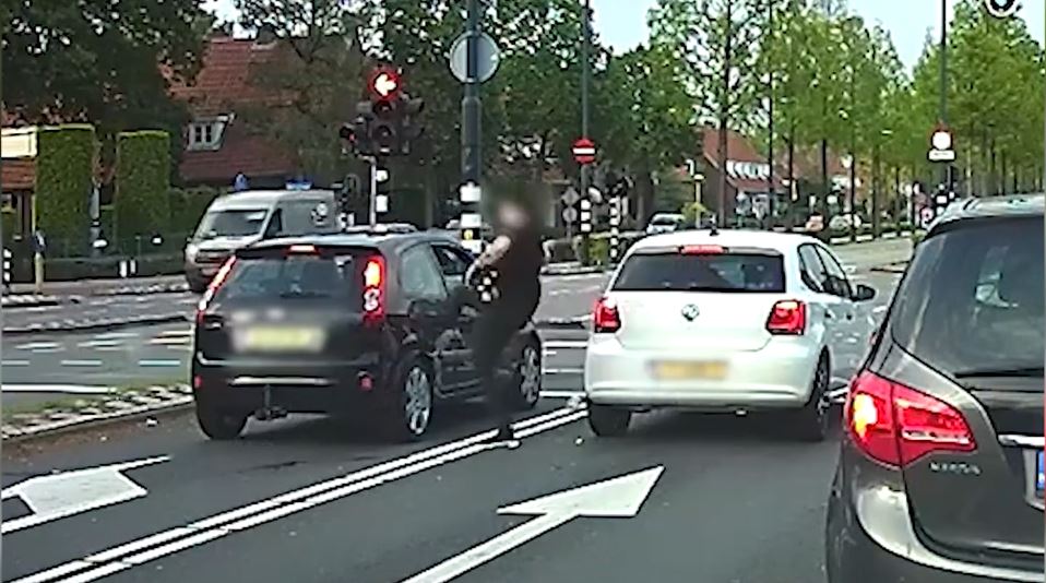 Vrouw schopt deuk in auto