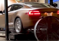 De Tesla Model S met V8 op de rollenbank