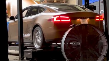 De Tesla Model S met V8 op de rollenbank