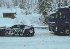 Nissan GT-R sleept vrachtwagen door de sneeuw